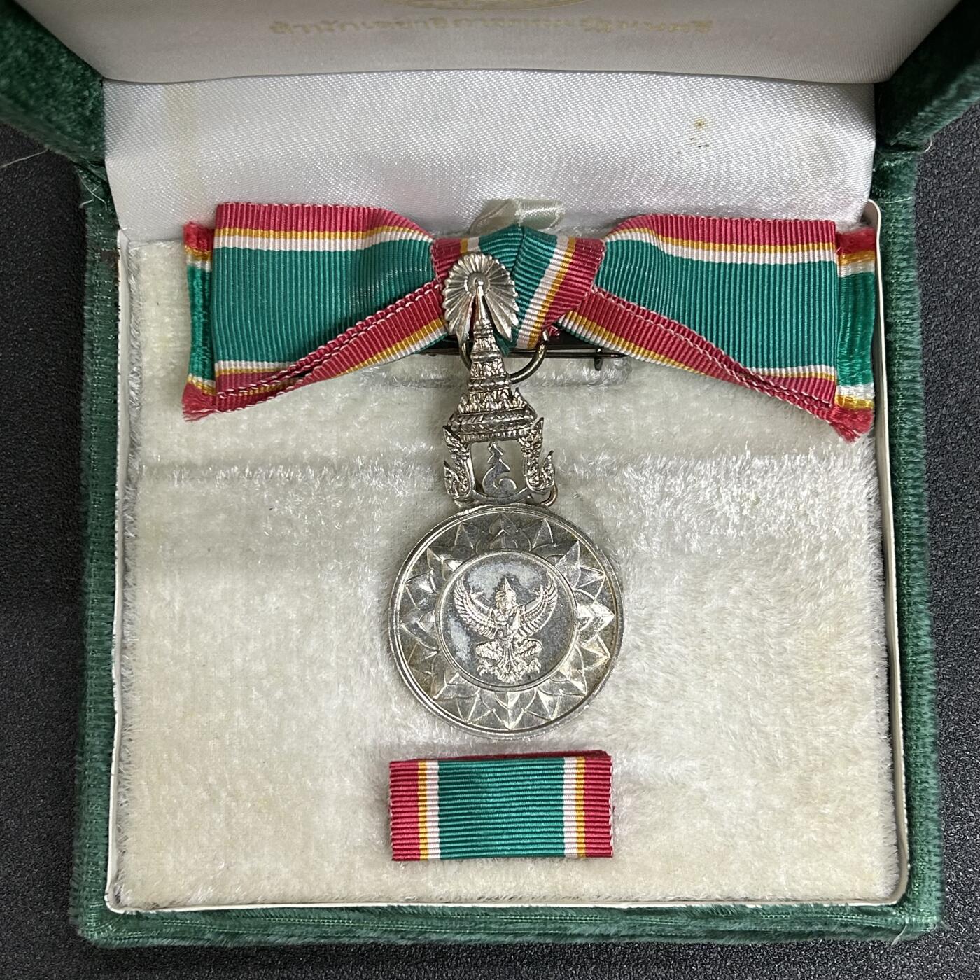 西秦中古拍卖第六十三期 泰国银级德雷古拉蓬奖章 银制 带原盒 略章