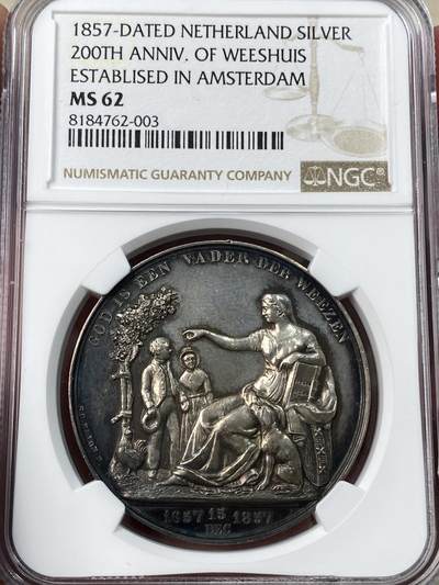 万国钱币拍卖第053期【万国秋季大拍上●周五周六两场连拍】 - NGC MS62 1857年荷兰王国阿姆斯特丹迪亚科尼孤儿院纪念大银章 建筑刻画细腻精铸 高浮雕天鹅绒黑彩