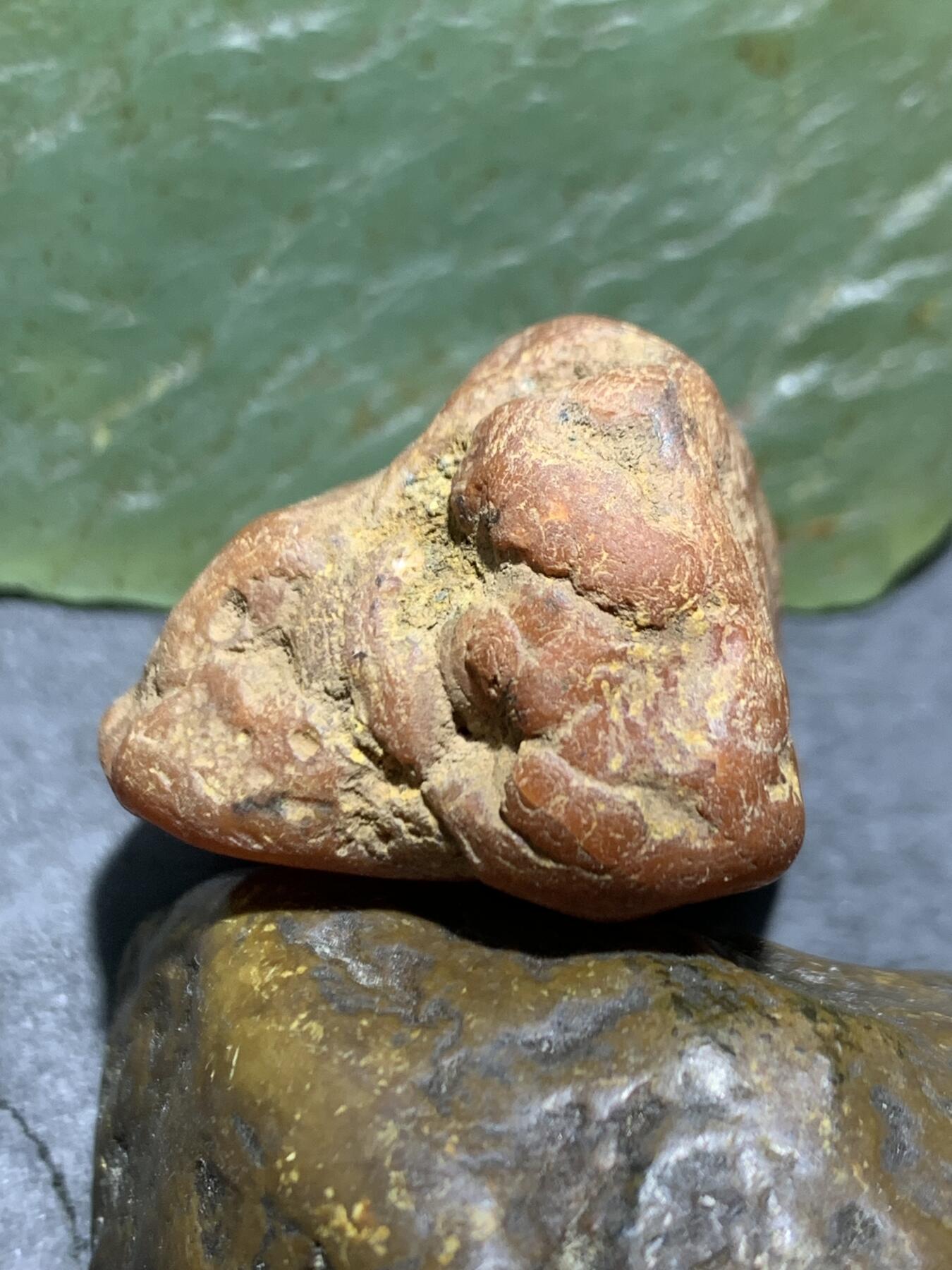 精美红皮未开窗南红玛瑙原石一颗