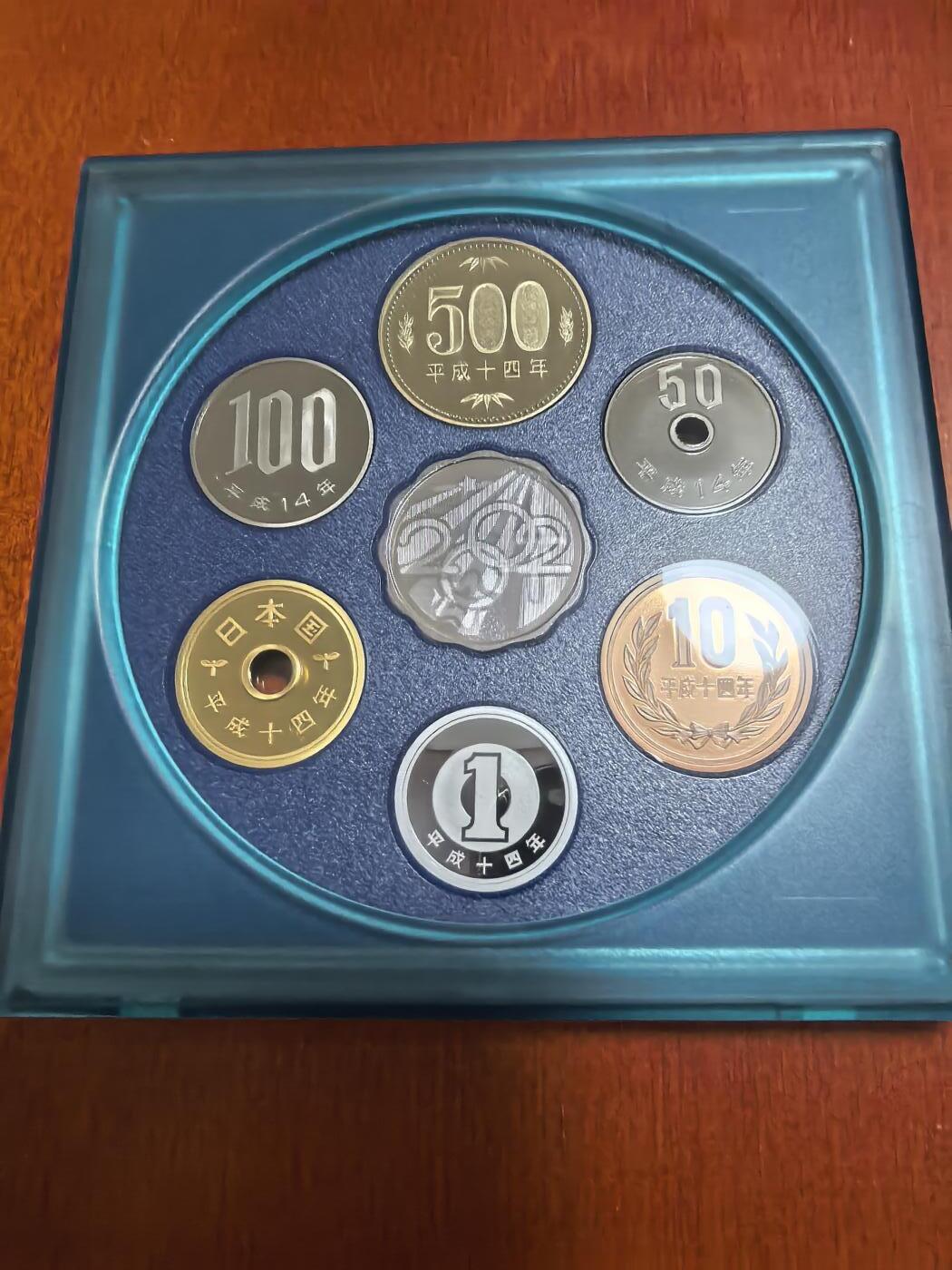 长老汇蛇年精选第六十三场拍卖 2002日本科技系列之一6枚精制币套装小方盒，含银质梅花形银章1枚