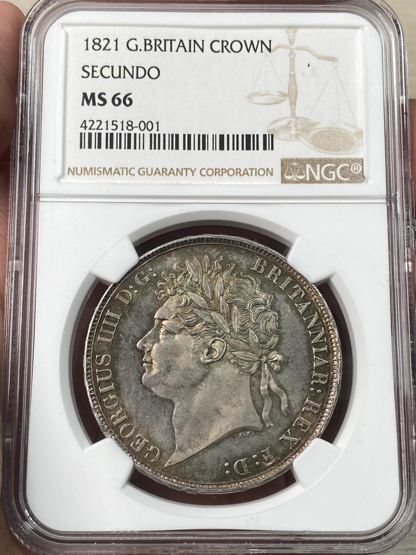万国钱币拍卖第053期【万国秋季大拍上●周五周六两场连拍】 NGC MS66 1821年英国乔治四世马剑克朗 英国马剑系列中里程碑式的作品，摄政时期钱币代表之作，而乔四本人也正是这种华丽艺术风格的引领者，头戴桂冠的乔治四世宛若古希腊神话中的天神，而背面经典马剑图案中圣乔治的战盔为何失去飘穗也成为英系玩家津津乐道的话题，醇厚淡雅的彩虹包浆与锋利无比的细节摄人魂魄，无需赘述的GEM级别克朗，真正的一颗永流传。