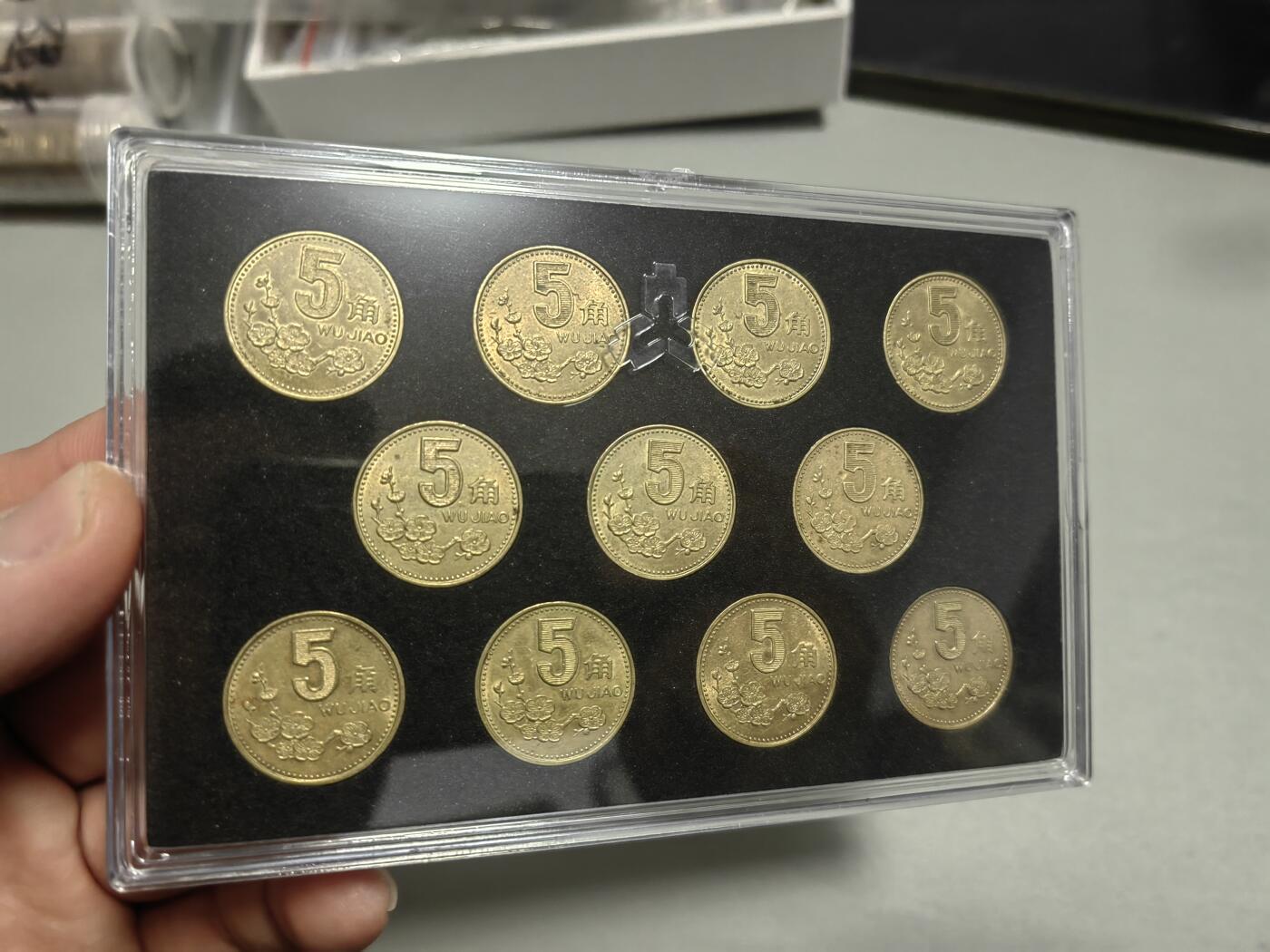 洪涛臻品批发群 精选邮票限时拍卖第1138期  91－01梅花五角套装，（起步价为单套价），《流通精挑带底光美品配套》，在流通品中精挑出来无锈的美品，荷花五角马上退市，梅花五角更具收藏潜力，喜欢的老板注意囤货，薄利多销单套不包邮，十套起包邮！《  需要不止一套的老板也可以直接联系我  》
