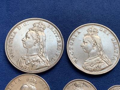 《竞宝斋》第429场 周日，周一，周二 3场连拍 （全场包邮） 七枚一组 英国1887年 维多利亚高冠银币 含马剑1克朗，双福，半克朗，福林，先令，6便士，3便士各一枚，细节不错，详见图片。