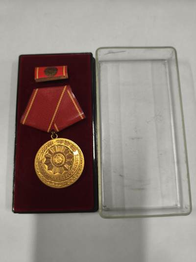 韵星假日拍卖第二十八期 -- Rimey Holidays Auction 28 - 民主德国特级三等内务部武装力量忠诚服役奖章 带原盒略
