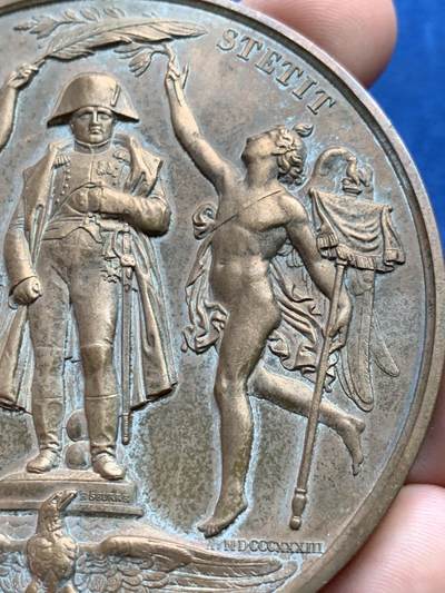 《竞宝斋》第429场 周日，周一，周二 3场连拍 （全场包邮） 路易-菲利普一世纪念拿破仑雕像重新揭幕纪念大桌牌 1968年铸 章重约206克 72.8mm 丰饶角铜标边铭