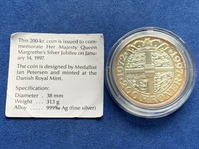 《竞宝斋》第429场 周日，周一，周二 3场连拍 （全场包邮） 丹麦1997年发行玛格丽特二世25年银婚200克朗银币 1oz 999银 38MM开面，银币边缘淡环彩，带证书。