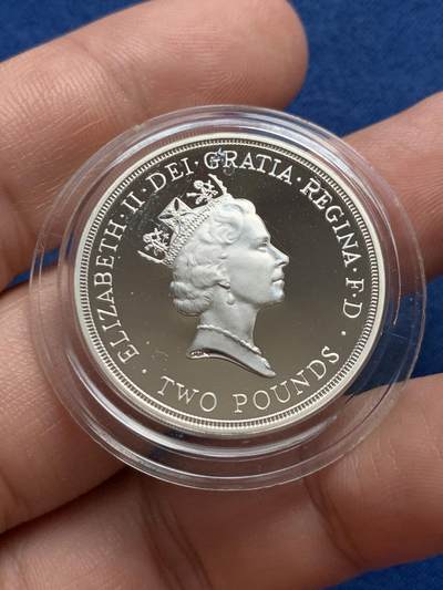 《竞宝斋》第429场 周日，周一，周二 3场连拍 （全场包邮） 英国 1989年 权利的主张300周年精制银币 是老版2磅里比较少见的一种 发行量2.5万枚 925银 15.98克