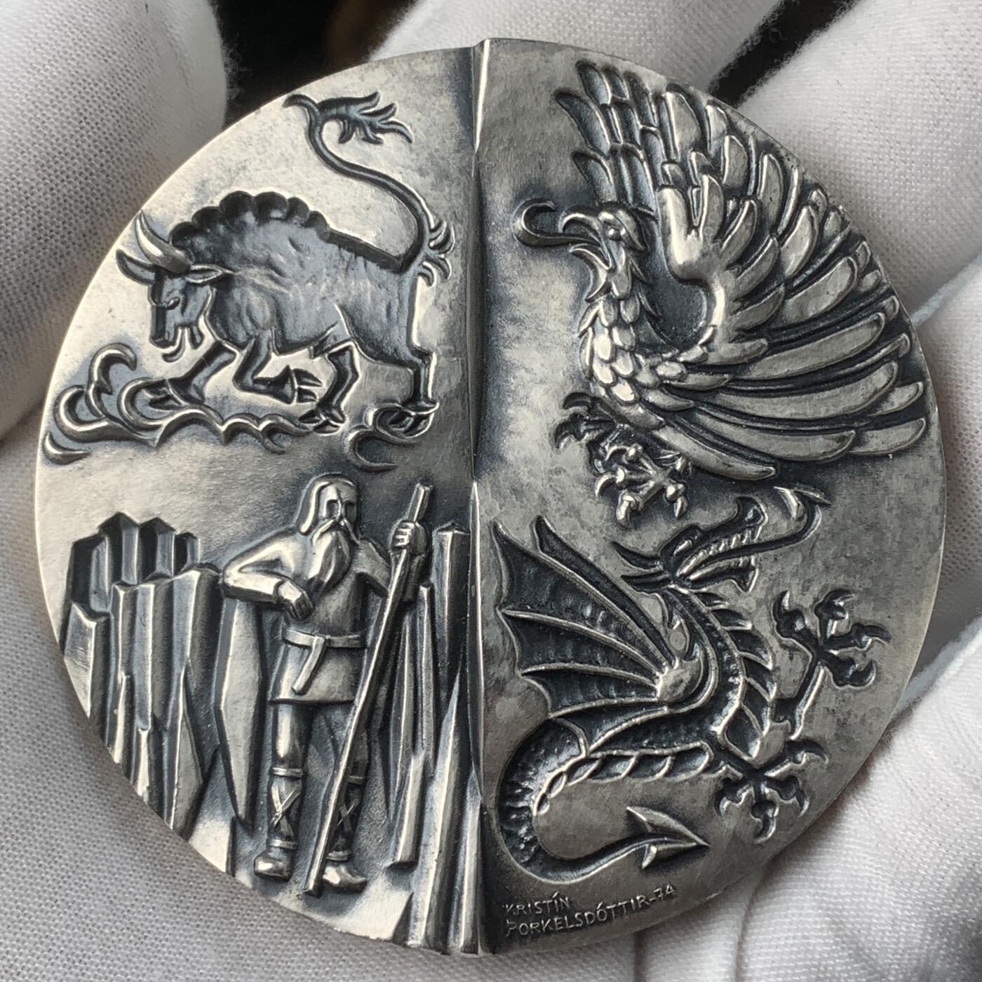 掌中浮雕-藏着的欧洲第038场 1974年冰岛建城1100年纪念，原盒，银章限量发行2000枚，银章（925）70mm/300g，铜章，70mm/310g