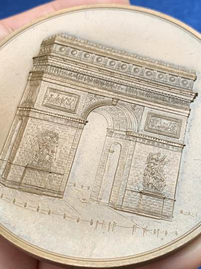 《竞宝斋》第429场 周日，周一，周二 3场连拍 （全场包邮） 巴黎凯旋门点燃圣火五十周年纪念大铜章 259.7克 80.5mm 丰饶角铜标