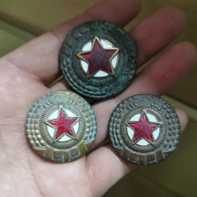 朝鲜老帽徽一组3枚同出 - 朝鲜老帽徽一组3枚同出