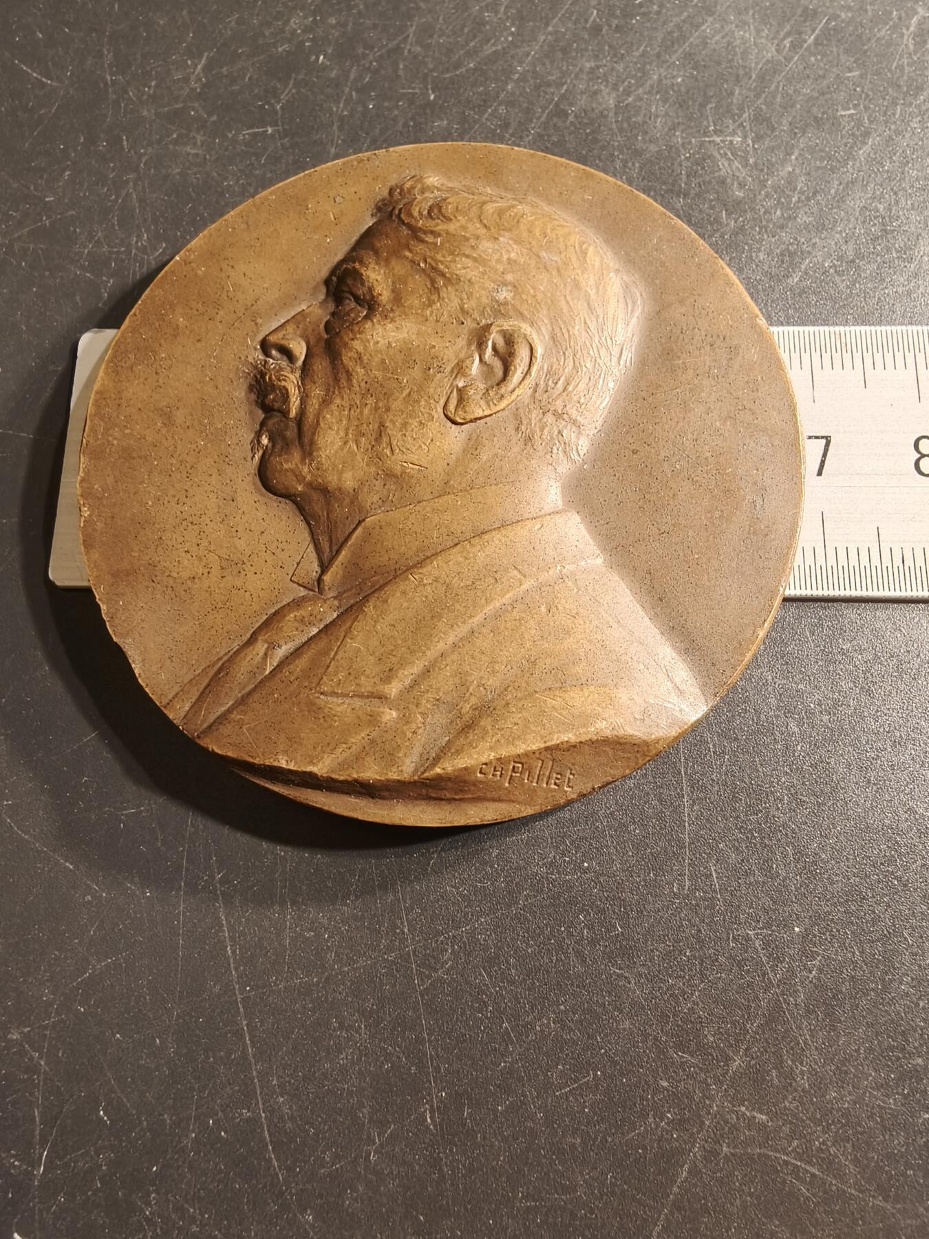 老王徽章第157期 法国外科医生路易斯·翁布雷丹大铜章     直径68mm.   重量139.7g.   大师皮列作品     高浮雕精美