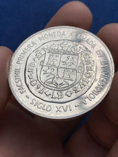 《竞宝斋》第429场 周日，周一，周二 3场连拍 （全场包邮） 多米尼加共和国1975年国际银行家大会10比索银币，28克，900银，多米尼加现代银币以发行量稀少著称，海外拍卖价格高