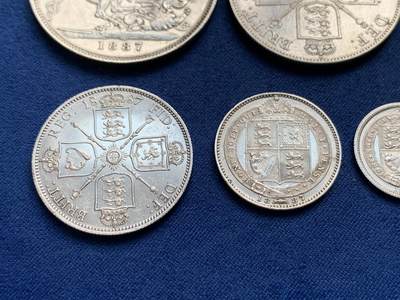 《竞宝斋》第429场 周日，周一，周二 3场连拍 （全场包邮） 七枚一组 英国1887年 维多利亚高冠银币 含马剑1克朗，双福，半克朗，福林，先令，6便士，3便士各一枚，细节不错，详见图片。