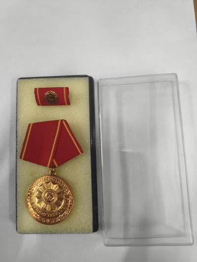 韵星假日拍卖第二十八期 -- Rimey Holidays Auction 28 - 民主德国特级三等内务部武装力量忠诚服役奖章 带原盒略