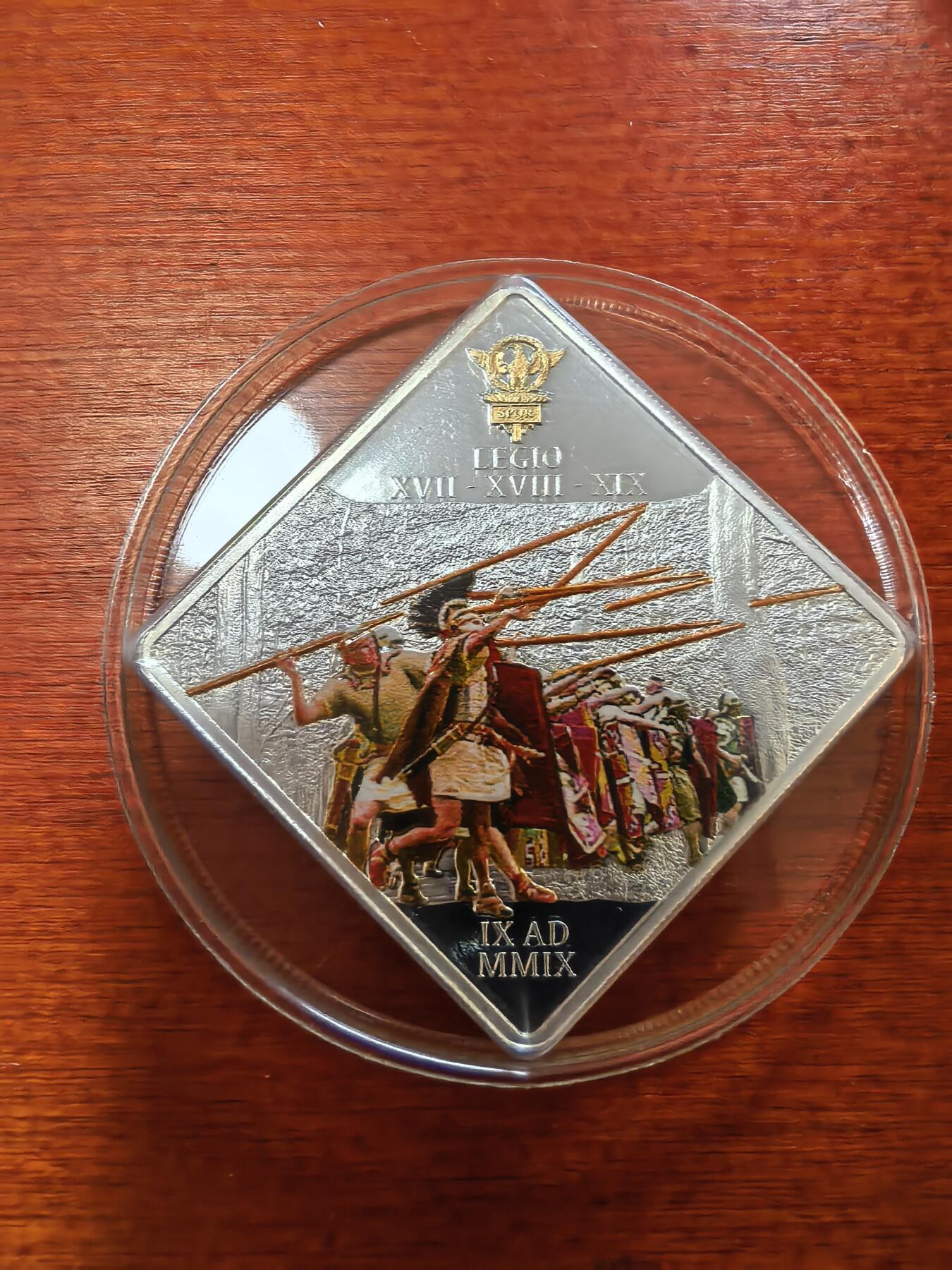 长老汇蛇年精选第六十四场拍卖 2009帕劳古罗马条顿堡森林战役2000年纪念之二罗马军团1元方形彩色精制铜镀银币，2500枚