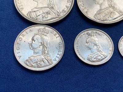 《竞宝斋》第429场 周日，周一，周二 3场连拍 （全场包邮） 七枚一组 英国1887年 维多利亚高冠银币 含马剑1克朗，双福，半克朗，福林，先令，6便士，3便士各一枚，细节不错，详见图片。