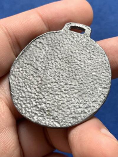 《竞宝斋》第429场 周日，周一，周二 3场连拍 （全场包邮） 1975 景观纪念章 39.5克 41mm 细节见图 材质感觉是铅的 具体自行分辨