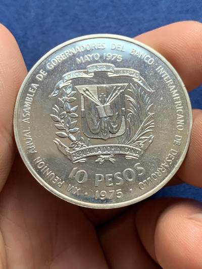 《竞宝斋》第429场 周日，周一，周二 3场连拍 （全场包邮） 多米尼加共和国1975年国际银行家大会10比索银币，28克，900银，多米尼加现代银币以发行量稀少著称，海外拍卖价格高