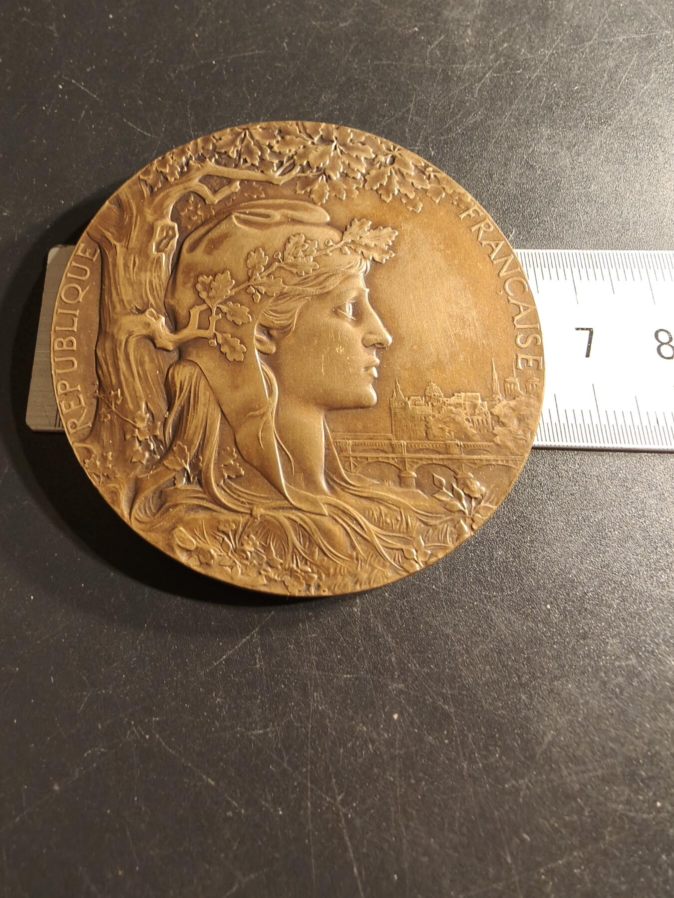 老王徽章第157期 法国巴黎1900世博会大铜章    大师夏普兰名作    直径64mm.   重量100g