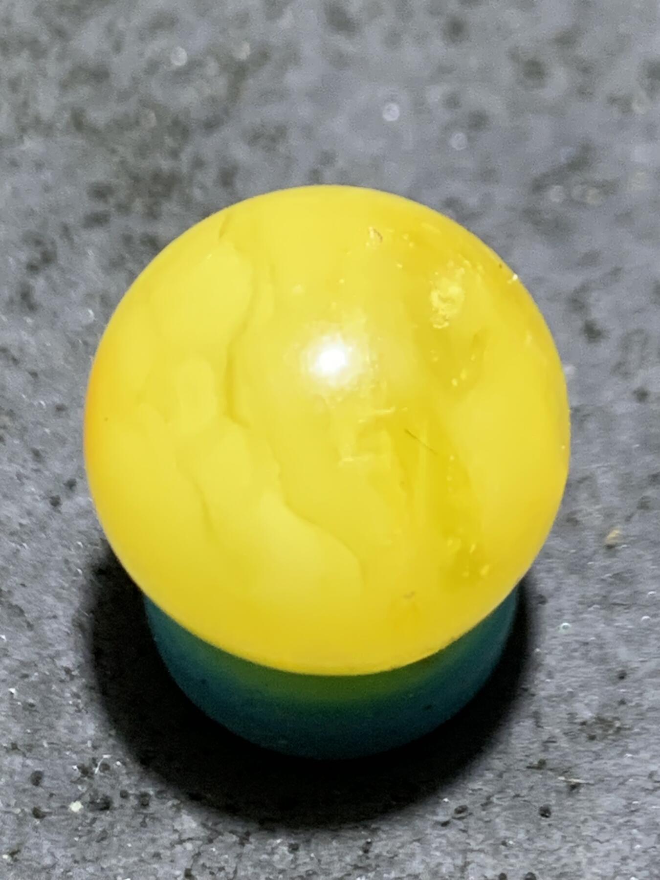 天然乌克兰原矿蜜蜡通货圆珠一颗，