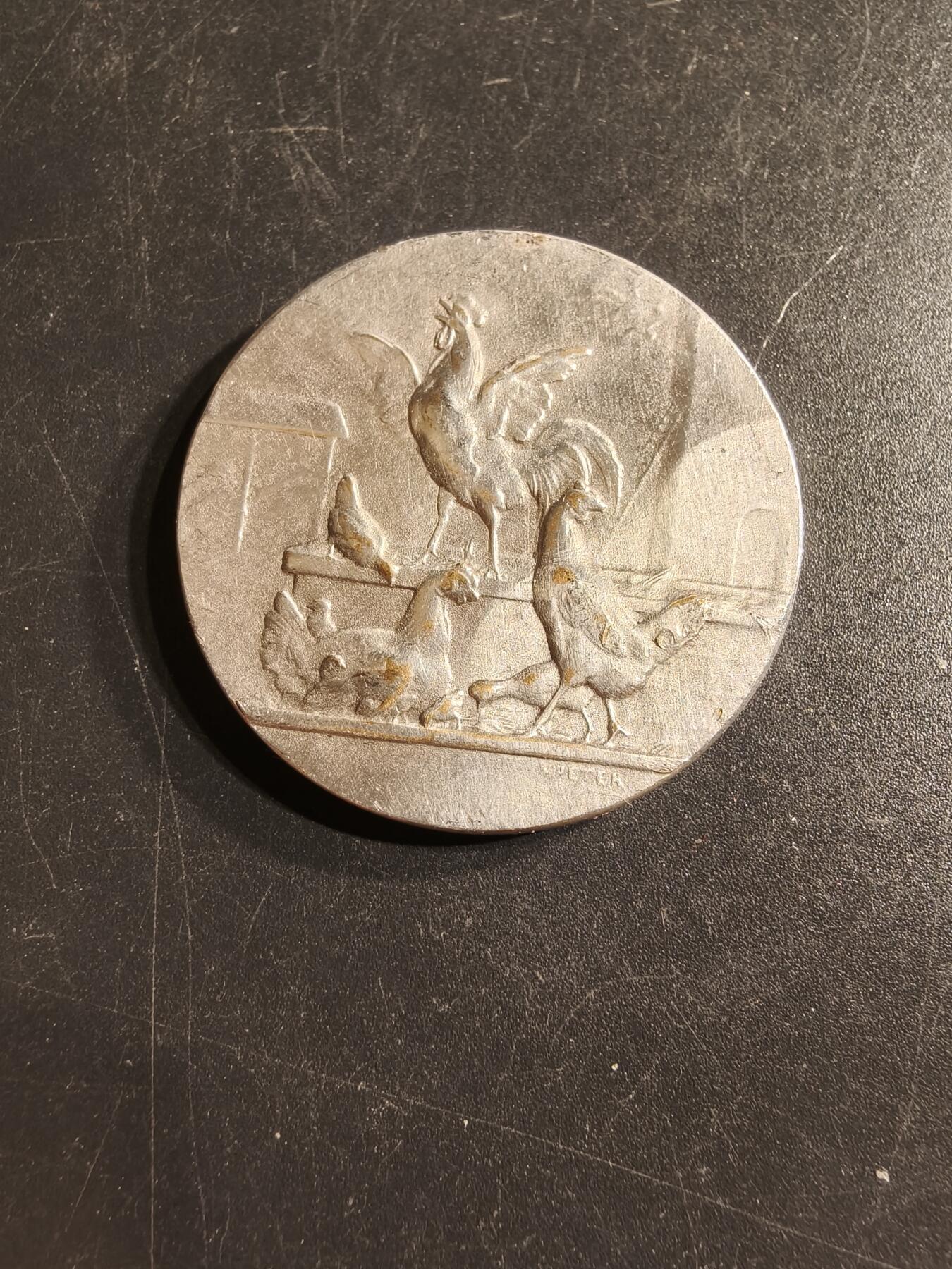 老王徽章第157期 法国尼埃弗雷农业协会镀银大铜章    直径38mm.   重量22.2g