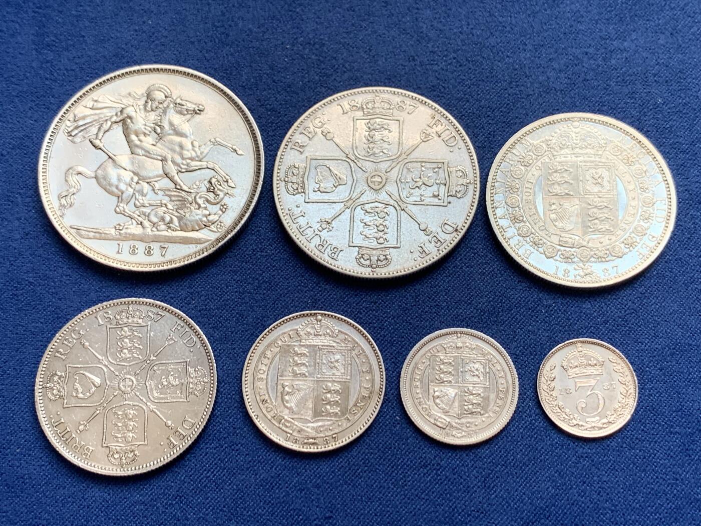 《竞宝斋》第429场 周日，周一，周二 3场连拍 （全场包邮） 七枚一组 英国1887年 维多利亚高冠银币 含马剑1克朗，双福，半克朗，福林，先令，6便士，3便士各一枚，细节不错，详见图片。