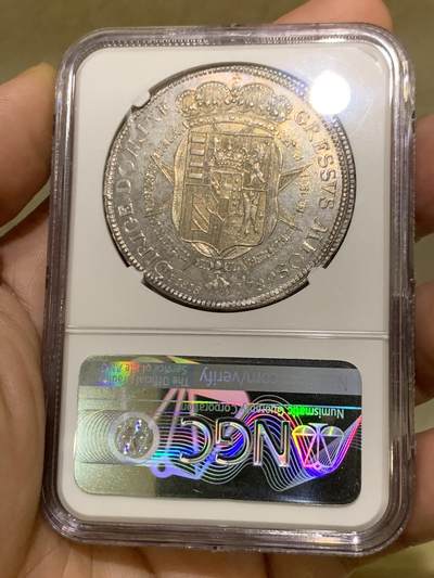 《竞宝斋》第429场 周日，周一，周二 3场连拍 （全场包邮） NGC MS61 意大利托斯卡纳大公国1789年10Pao大银币。极具潜力的品种，正面为后来当上神罗皇帝的Leopold II，身穿戎装并佩戴金羊毛骑士团徽章。背面为繁复精美的奥地利托斯卡纳混合盾徽。此时年轻的皇帝正在托斯卡纳历练。2010年一枚62分在HA拍出了2400美元落槌，算上佣金在2.1万人民币左右。当时看裸币购买，感觉有62并带PL效果。最后NGC仅给61