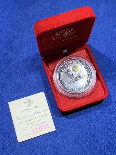 《竞宝斋》第429场 周日，周一，周二 3场连拍 （全场包邮） 澳大利亚1996年蜂鸟熊猫镶嵌银币，含纯银1盎司，镶嵌0.5克黄金，发行1.5万枚，为北京国际钱币展而发行，金银价飞涨，值得入手