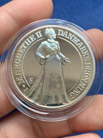 《竞宝斋》第429场 周日，周一，周二 3场连拍 （全场包邮） 丹麦1997年发行玛格丽特二世25年银婚200克朗银币 1oz 999银 38MM开面，银币边缘淡环彩，带证书。