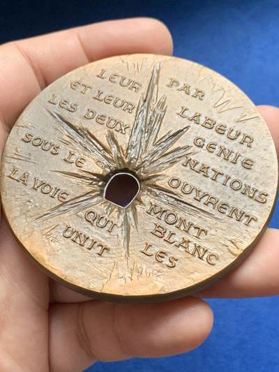 《竞宝斋》第429场 周日，周一，周二 3场连拍 （全场包邮） 1965年法国与意大利的跨国隧道勃朗峰公路隧道通车纪念铜章 187.7克 68mm