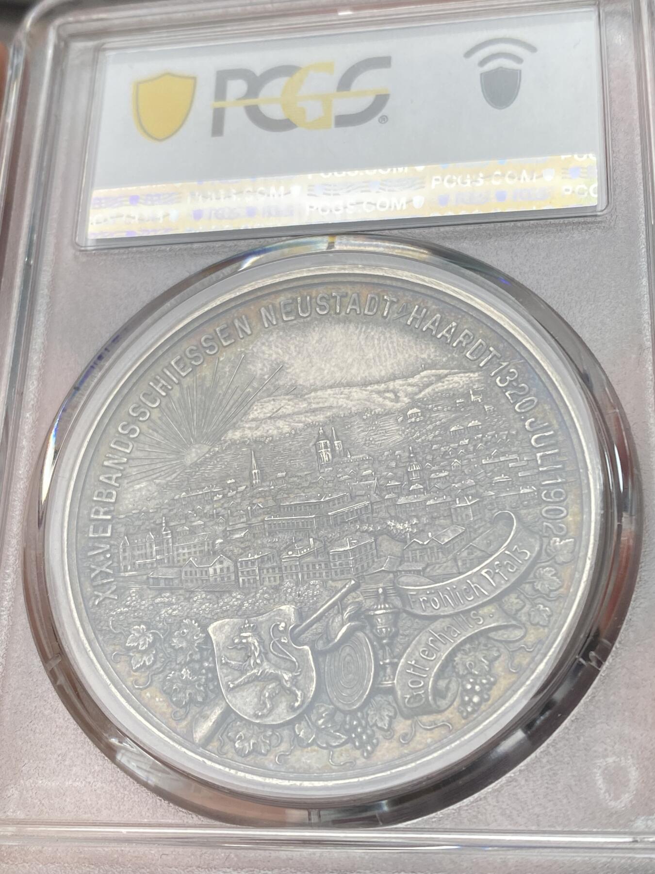 万国钱币拍卖第053期【万国秋季大拍下●周五周六两场连拍】 PCGS MS62 1902年德国巴伐利亚利奥波德摄政王皇太子日后的路德维希三世作为巴伐利亚的守护者纪念诺伊施塔特和哈尔德射击节城市景观大银章 罕见光边版 43MM 32G 少见南德厚重射击节系列 醇厚天鹅绒五彩包浆 PCGS唯一冠军分