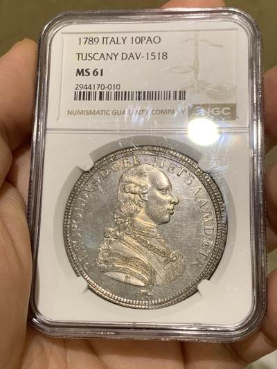 《竞宝斋》第429场 周日，周一，周二 3场连拍 （全场包邮） NGC MS61 意大利托斯卡纳大公国1789年10Pao大银币。极具潜力的品种，正面为后来当上神罗皇帝的Leopold II，身穿戎装并佩戴金羊毛骑士团徽章。背面为繁复精美的奥地利托斯卡纳混合盾徽。此时年轻的皇帝正在托斯卡纳历练。2010年一枚62分在HA拍出了2400美元落槌，算上佣金在2.1万人民币左右。当时看裸币购买，感觉有62并带PL效果。最后NGC仅给61