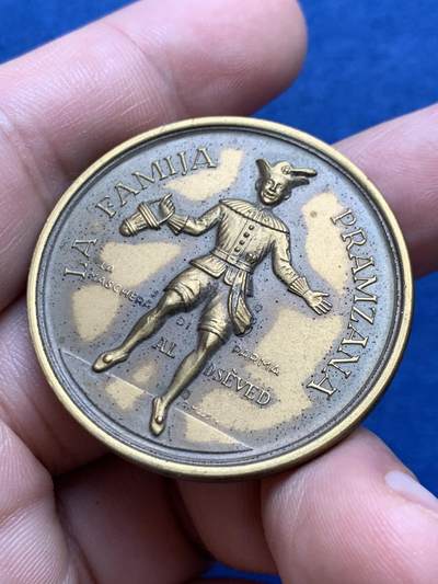 《竞宝斋》第429场 周日，周一，周二 3场连拍 （全场包邮） 小丑形象 纪念藏 背面刻有与家人共度40年字样 非常少见 23.8克 38.8mm 细节见图