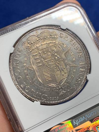 《竞宝斋》第429场 周日，周一，周二 3场连拍 （全场包邮） NGC MS61 意大利托斯卡纳大公国1789年10Pao大银币。极具潜力的品种，正面为后来当上神罗皇帝的Leopold II，身穿戎装并佩戴金羊毛骑士团徽章。背面为繁复精美的奥地利托斯卡纳混合盾徽。此时年轻的皇帝正在托斯卡纳历练。2010年一枚62分在HA拍出了2400美元落槌，算上佣金在2.1万人民币左右。当时看裸币购买，感觉有62并带PL效果。最后NGC仅给61