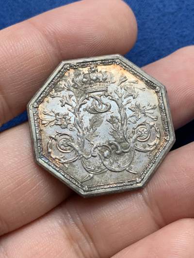 《竞宝斋》第429场 周日，周一，周二 3场连拍 （全场包邮） 法国17XX年路易十六皇家宝藏八角银质代币，原铸无边铭，31.6mm，11.85克