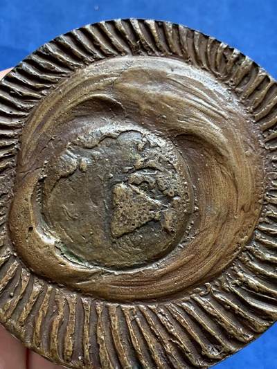 《竞宝斋》第429场 周日，周一，周二 3场连拍 （全场包邮） 超现实主义大型纪念章 背面包含日月地球 线条粗狂  超大规格 103mm 186克 不错的藏品