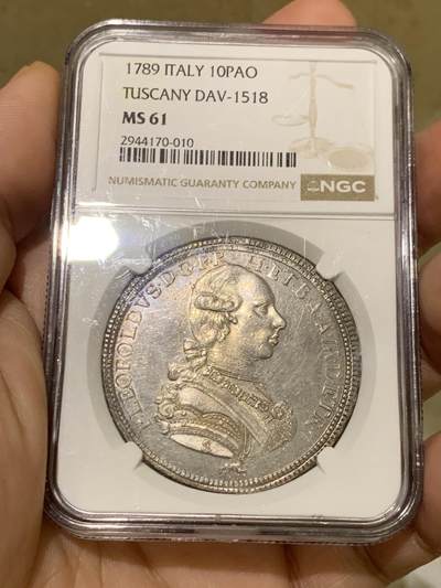 《竞宝斋》第429场 周日，周一，周二 3场连拍 （全场包邮） NGC MS61 意大利托斯卡纳大公国1789年10Pao大银币。极具潜力的品种，正面为后来当上神罗皇帝的Leopold II，身穿戎装并佩戴金羊毛骑士团徽章。背面为繁复精美的奥地利托斯卡纳混合盾徽。此时年轻的皇帝正在托斯卡纳历练。2010年一枚62分在HA拍出了2400美元落槌，算上佣金在2.1万人民币左右。当时看裸币购买，感觉有62并带PL效果。最后NGC仅给61