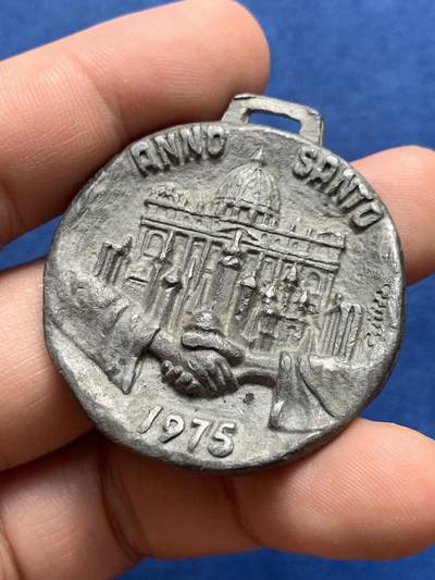 《竞宝斋》第429场 周日，周一，周二 3场连拍 （全场包邮） 1975 景观纪念章 39.5克 41mm 细节见图 材质感觉是铅的 具体自行分辨