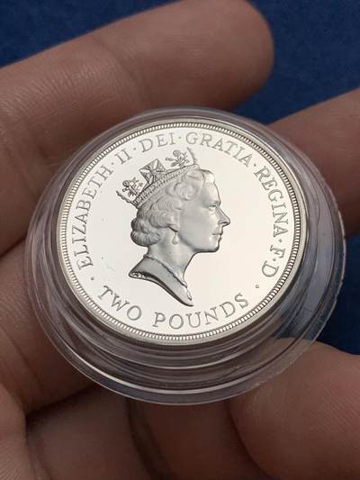 《竞宝斋》第429场 周日，周一，周二 3场连拍 （全场包邮） 英国 1989年 权利的主张300周年精制银币 是老版2磅里比较少见的一种 发行量2.5万枚 925银 15.98克