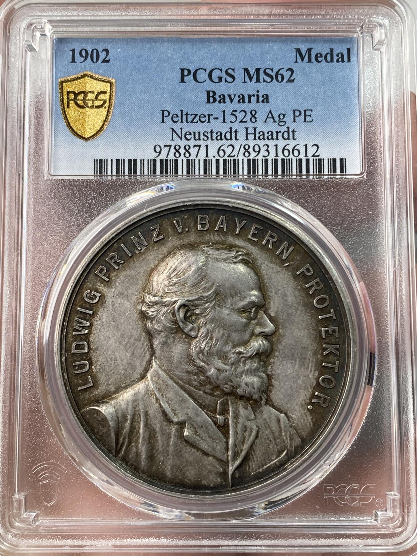 万国钱币拍卖第053期【万国秋季大拍下●周五周六两场连拍】 PCGS MS62 1902年德国巴伐利亚利奥波德摄政王皇太子日后的路德维希三世作为巴伐利亚的守护者纪念诺伊施塔特和哈尔德射击节城市景观大银章 罕见光边版 43MM 32G 少见南德厚重射击节系列 醇厚天鹅绒五彩包浆 PCGS唯一冠军分
