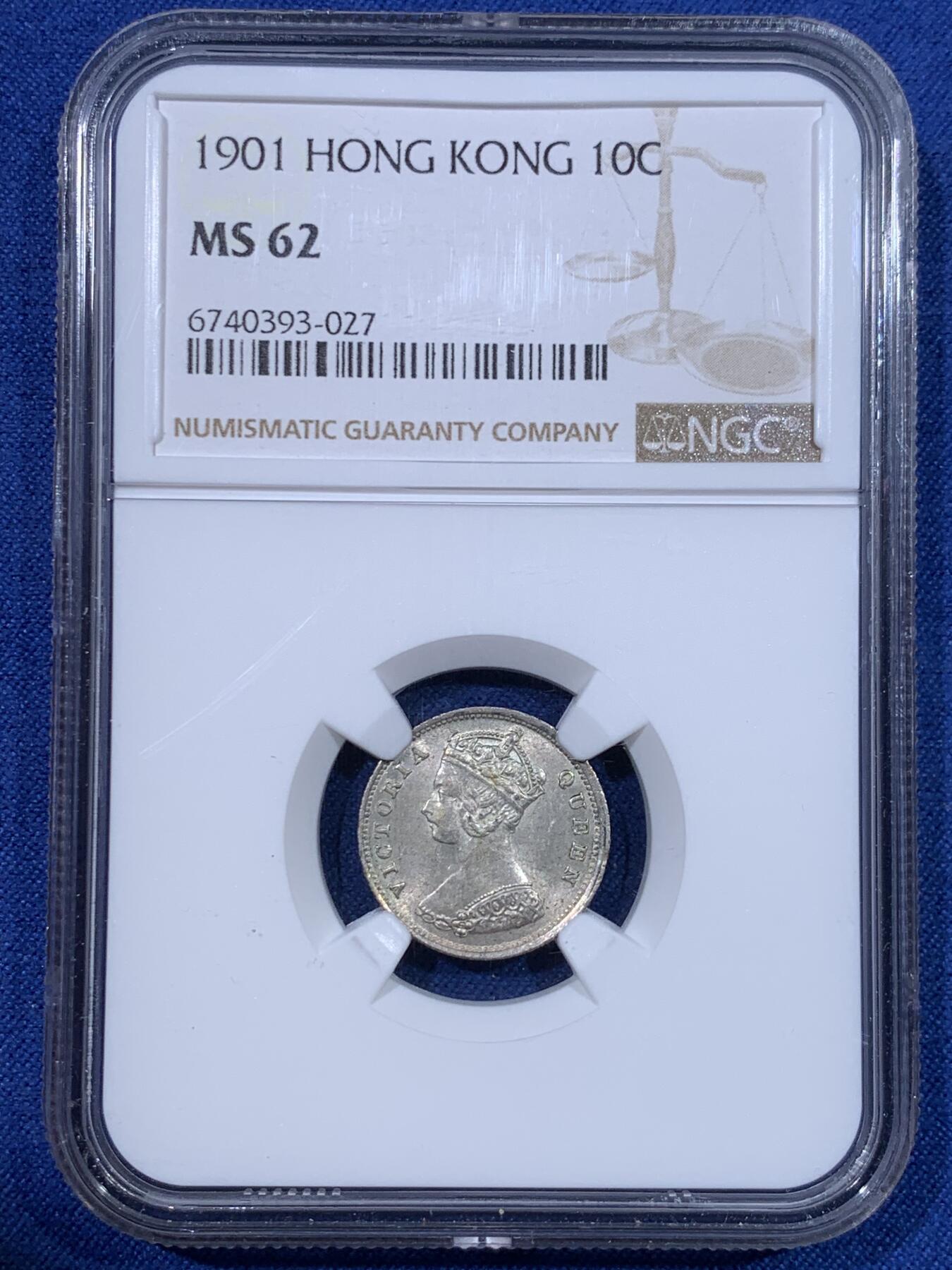 《竞宝斋》第429场 周日，周一，周二 3场连拍 （全场包邮） NGC MS62 香港1901小维一毫银币，原色银光，干净清爽。一毫的MS品比五仙少见太多，62分已很少能遇到了。女王发丝头冠细节清楚，状态尚佳。