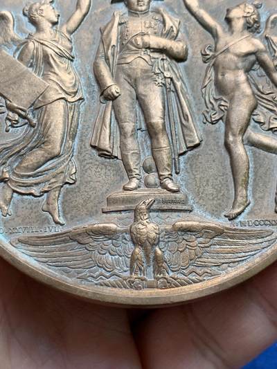 《竞宝斋》第429场 周日，周一，周二 3场连拍 （全场包邮） 路易-菲利普一世纪念拿破仑雕像重新揭幕纪念大桌牌 1968年铸 章重约206克 72.8mm 丰饶角铜标边铭