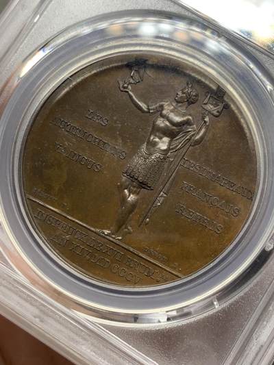 《竞宝斋》第429场 周日，周一，周二 3场连拍 （全场包邮） PCGS SP64 冠军分！法国1805年拿破仑一世攻占因斯布鲁克原铸铜章 巴黎造币厂巧克力包浆 纪念占领因斯布鲁克后从奥地利人手中夺回法国国旗，法国皇帝头戴月桂花环身着古罗马战神军袍，肌肉线条饱满身姿健硕，右手托一地球仪，胜利女神立于其上，左手持法兰西共和国旌旗，昂首胜利之姿溢于言表，精妙绝伦。加厚盒装