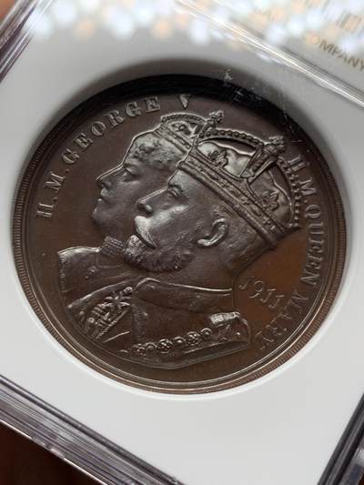 《竞宝斋》第429场 周日，周一，周二 3场连拍 （全场包邮） NGC MS66 英国1911年乔治五世加冕铜章，顶级品相，表面状态如瓷器一般。加厚盒