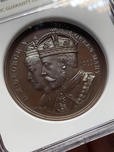 《竞宝斋》第429场 周日，周一，周二 3场连拍 （全场包邮） NGC MS66 英国1911年乔治五世加冕铜章，顶级品相，表面状态如瓷器一般。加厚盒