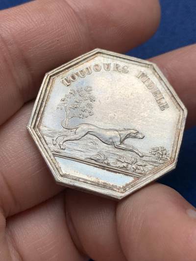 《竞宝斋》第429场 周日，周一，周二 3场连拍 （全场包邮） 法国海妖八角系列银章之二，30mm，13.85克，油灯边铭，正面为三个从水面跃出的海妖，背面为原野中奔跑的猎犬。传说海中常常能见到用歌声勾人魂魄的海妖，而海员带忠诚的狗狗上船，关键时刻会用吠叫声吓退海妖，稀少原铸