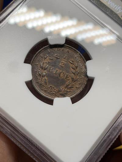 《竞宝斋》第429场 周日，周一，周二 3场连拍 （全场包邮） NGC MS62BN 英属东印度公司1853双狮1/2P铜币，很少见的品种与面值。同年法案规定，英属印度仍由东印度公司管理，1858年转交英政府直辖。双狮面部毛发清晰可数，状态极佳。