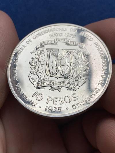 《竞宝斋》第429场 周日，周一，周二 3场连拍 （全场包邮） 多米尼加共和国1975年国际银行家大会10比索银币，28克，900银，多米尼加现代银币以发行量稀少著称，海外拍卖价格高
