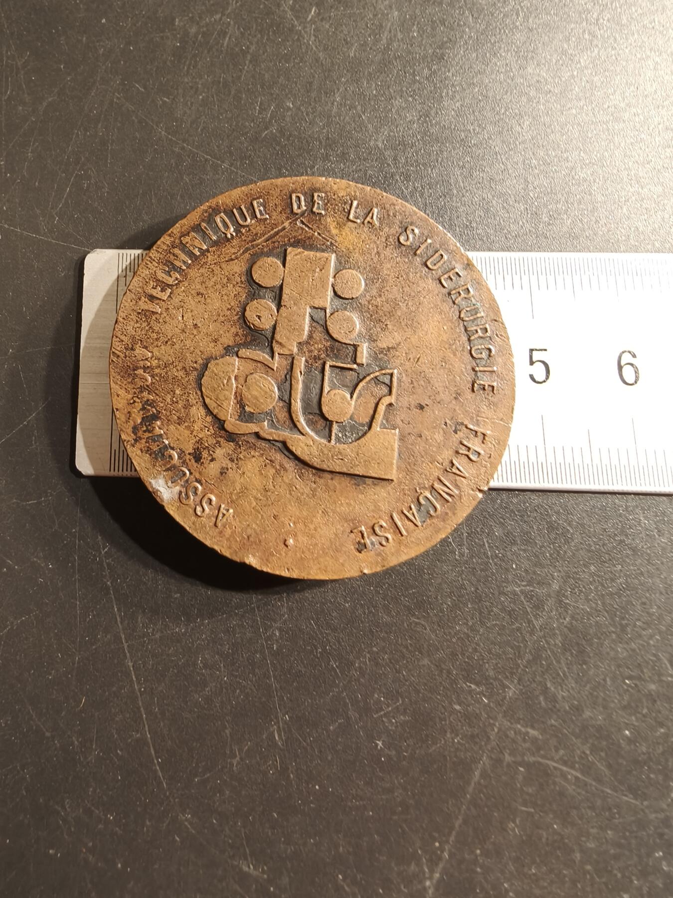 老王徽章第157期 法国冶金工业协会大铜章     直径46mm.   重量55.9g