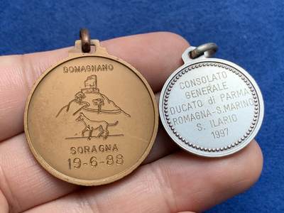 《竞宝斋》第429场 周日，周一，周二 3场连拍 （全场包邮） 两枚一组 圣马力诺高浮雕纪念章 直径分别为25mm，32mm；总重约20.15克，少见品种